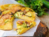 Focaccia rovesciata con zucchine e patate in padella