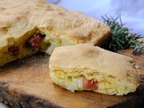 Focaccia veloce ripiena con patate crude e provola