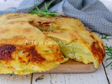 Focaccia veloce senza lievitazione con patate e cipolle in padella