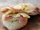 Focaccine di patate soffici ripiene al prosciutto