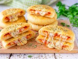 Focaccine in friggitrice ad aria ripiene alla pizzaiola