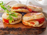 Focaccine mozzarella e pomodoro in padella