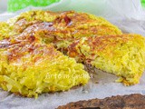 Frittata con patate grattugiate e speck in padella