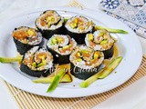 Futomaki sushi con salmone e avocado