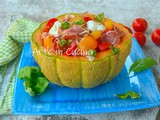 Insalata nel melone con speck e mozzarella