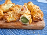 Mini cornetti di sfoglia con olive e pancetta