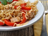 Noodles con pollo e anacardi