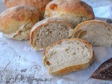 Pagnotte di pane soffici con pasta madre o lievito di birra