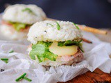 Panino di riso sushi burger ripieno ricetta leggera