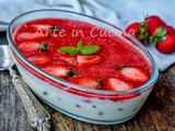 Panna cotta con fragole e gocce di cioccolato dessert