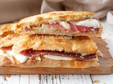Panuozzo napoletano con prosciutto e provola