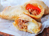 Panzerotti veloci con peperoni salsiccia e Asiago