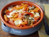 Pasta al forno con peperoni e scamorza filante