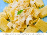 Pasta con crema di cipolle e formaggio ricetta veloce