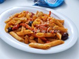 Pasta con peperoni e olive