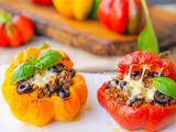 Peperoni con carne macinata e olive in friggitrice ad aria