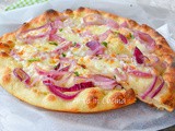 Pizza con cipolle e formaggio