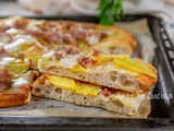 Pizza con patate e salsiccia schiacciata