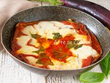 Pizza di melanzane con mozzarella e pomodoro