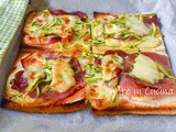 Pizza di pancarrè con speck e zucchine