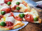 Pizza di patate in padella con mozzarella e pomodori