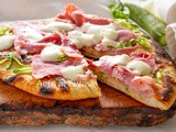 Pizza in padella con prosciutto e zucchine