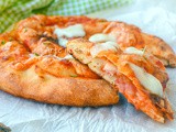 Pizza ripiena con prosciutto e formaggio