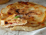 Pizza ripiena di pancetta e provola in padella