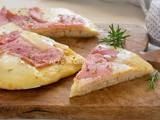 Pizza versata in padella veloce con prosciutto