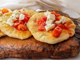 Pizzette acqua e farina con pomodorini