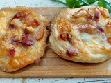 Pizzette con formaggio e salumi in friggitrice