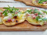 Pizzette croccanti con patate e pancetta in padella