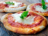 Pizzette da bar mozzarella e pomodoro ricetta facile
