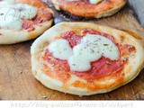 Pizzette da buffet veloci ricetta senza lievito