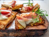 Pizzette di pane secco con speck e provola