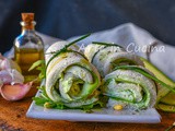 Rotolini di pane con pesto di zucchine e mozzarella senza cottura