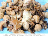 Salsicce con funghi e scamorza in padella veloce