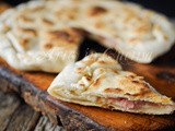 Schiacciata con prosciutto e mozzarella veloce