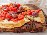 Schiacciata croccante veloce pomodori e olive