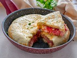 Schiacciata pomodoro e prosciutto in padella