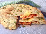 Schiacciata ripiena mozzarella e pomodoro