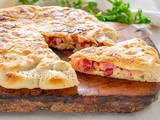 Schiacciata rustica con salumi e formaggio in padella