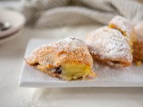 Sfogliatelle alla crema e gocce di cioccolato