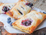 Sfogliatine alla ricotta e marmellata di mirtilli