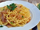 Spaghetti con mollica fritta e pancetta