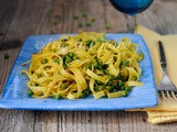 Tagliatelle con piselli zucchine e mollica ricetta