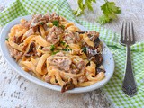 Tagliatelle di zucca con salsiccia e funghi