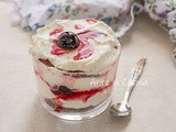 Tiramisù alla ricotta e amarene dolce al bicchiere