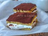 Tranci di torta paradiso e tiramisù