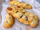 Treccine di biscotti mandorle e cioccolato